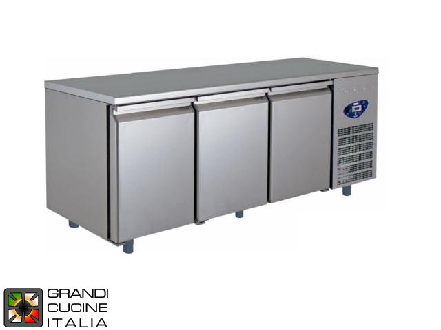 Tavolo frigorifero - Profondità 60 Cm - Temperatura -10°C / -25°C - Tre sportelli - Vano motore Destro - Piano di lavoro Liscio - Refrigerazione Ventilata