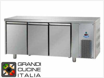  Tavolo frigorifero - GN 1/1 - Temperatura -18°C / -22°C - Tre sportelli - Vano motore destro - Piano di lavoro liscio
