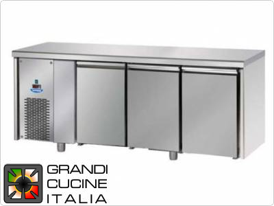  Refrigerated counters - GN 1/1 - Temperature -18°C / -22°C - Three doors - Engine compartment on the left - Smooth worktop