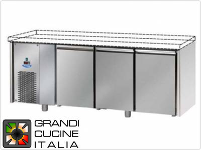  Refrigerated counters - GN 1/1 - Temperature -18°C / -22°C - Three doors - Engine compartment on the left - Without worktop