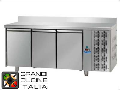  Tavolo frigorifero - GN 1/1 - Temperatura 0°C / +10°C - Tre sportelli - Vano motore destro - Piano di lavoro con alzatina - Refrigerazione ventilata