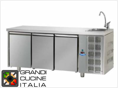  Tavolo frigorifero - GN 1/1 - Temperatura 0°C / +10°C - Tre sportelli - Vano motore destro - Piano di lavoro con lavello - Refrigerazione ventilata