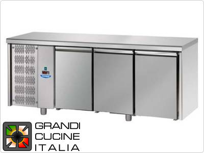  Tavolo frigorifero - GN 1/1 - Temperatura 0°C / +10°C - Tre sportelli - Vano motore sinistro -  Piano di lavoro liscio - Refrigerazione ventilata
