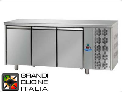  Tavolo frigorifero - GN 1/1 - Temperatura 0°C / +10°C - Tre sportelli - Vano motore destro - Piano di lavoro liscio - Refrigerazione ventilata