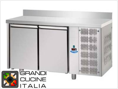  Tavolo frigorifero - GN 1/1 - Temperatura 0°C / +10°C - Due sportelli - Vano motore destro - Piano di lavoro con alzatina - Refrigerazione ventilata