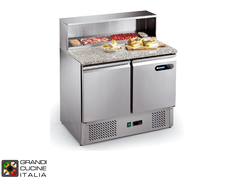  Tavolo frigo preparazione pizza - Vano Porta Vaschette Capacità 7x GN1/9 - Sovrastruttura in Acciaio - GN 1/1 - Temperatura +2/+7 °C - Due Sportelli - Piano di Lavoro in Pietra