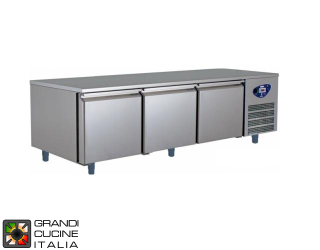  Refrigerated counter - Depth 60 Cm - Temperature -2°C / +8°C  - Three Doors - Engine compartment on the right - Smooth worktop - Ventilated Refrigeration