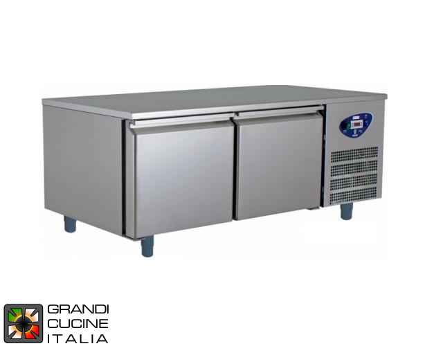  Tavolo frigorifero - Profondità 60 Cm - Temperatura -2°C / +8°C  - Due sportelli - Vano motore destro - Piano di lavoro liscio - Refrigerazione ventilata